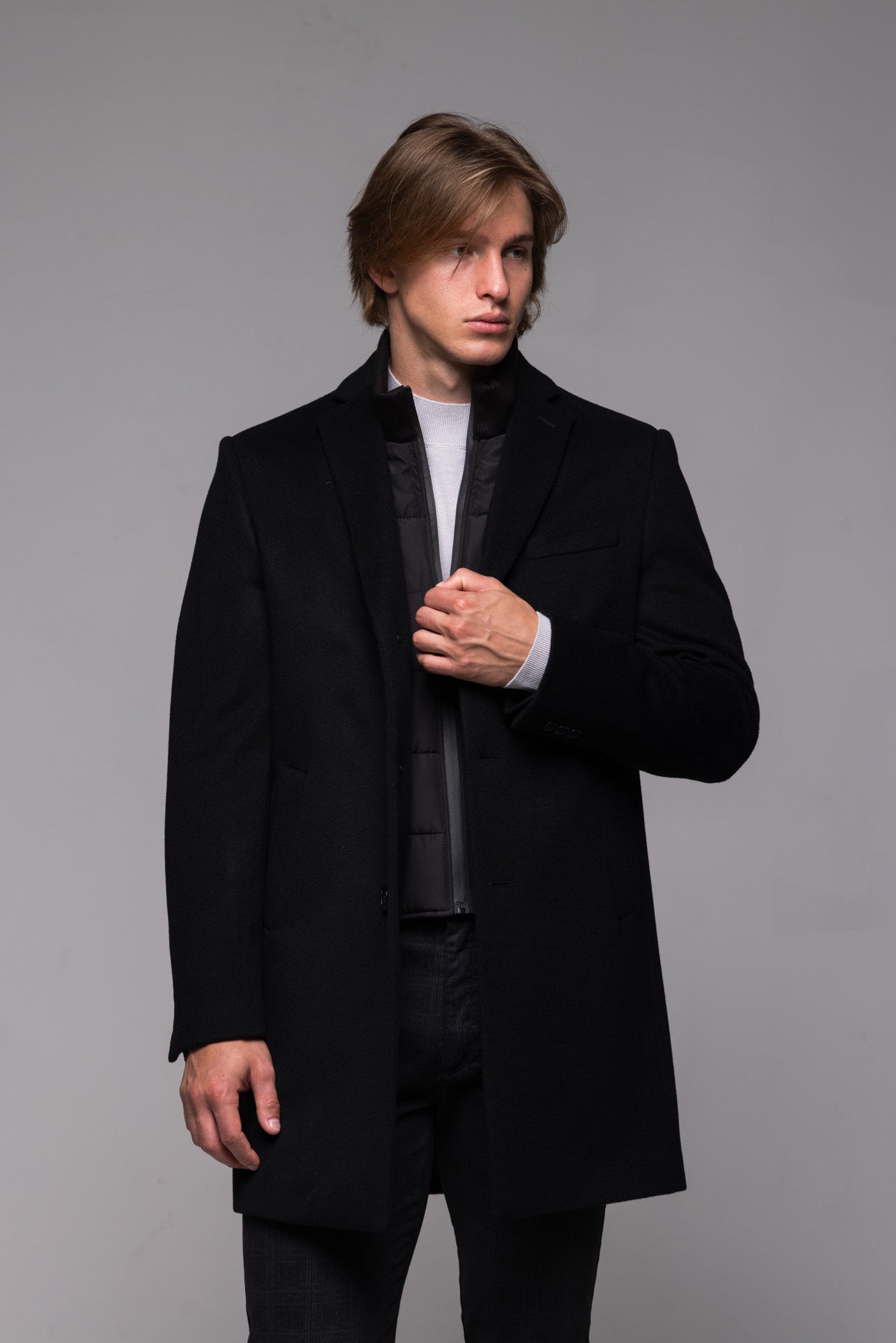 Čierny vlnený kabát s odnímateľnou vsadkou