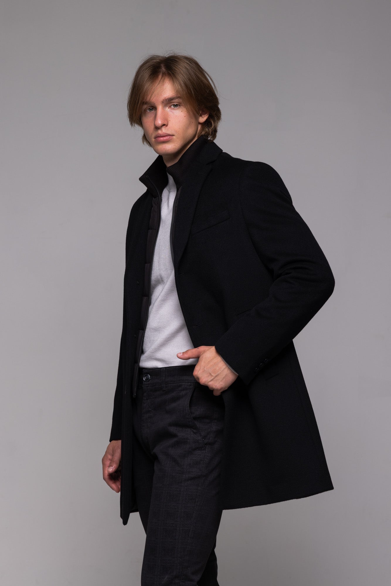 Čierny vlnený kabát s odnímateľnou vsadkou