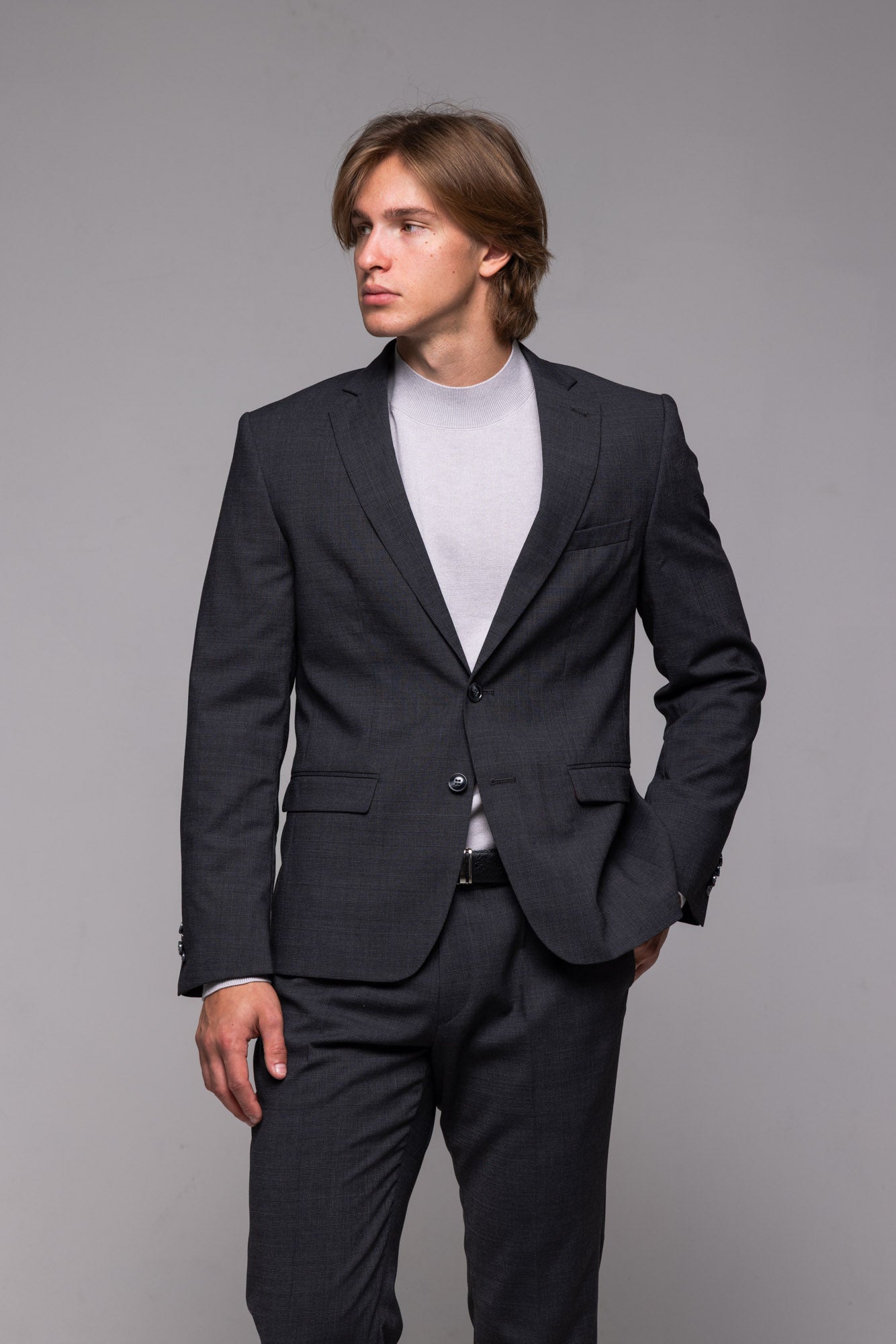 Šedý Slim Fit oblek so sivým károm