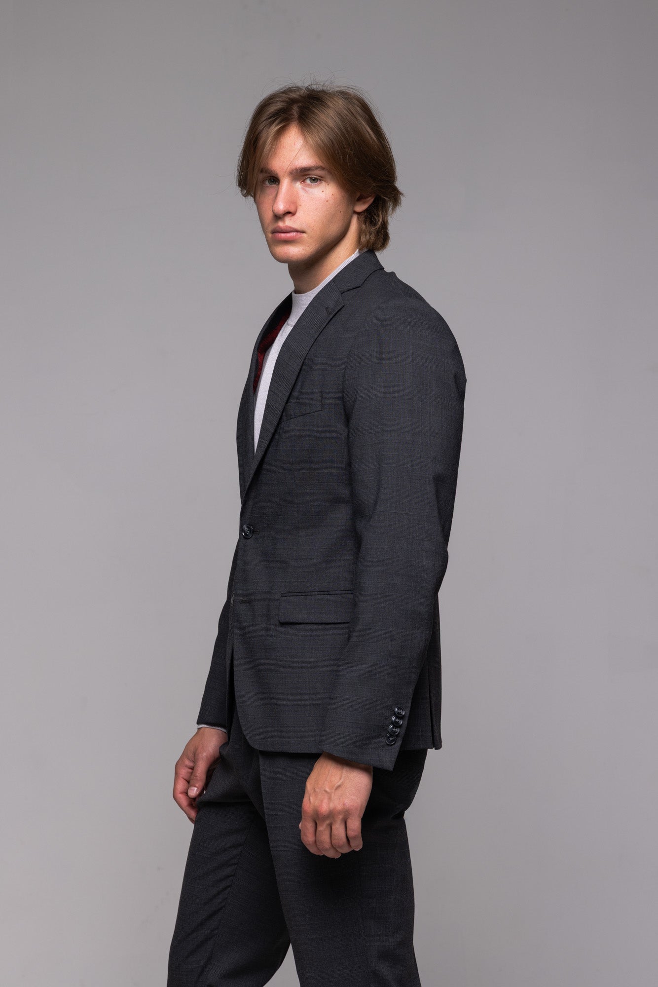 Šedý Slim Fit oblek so sivým károm