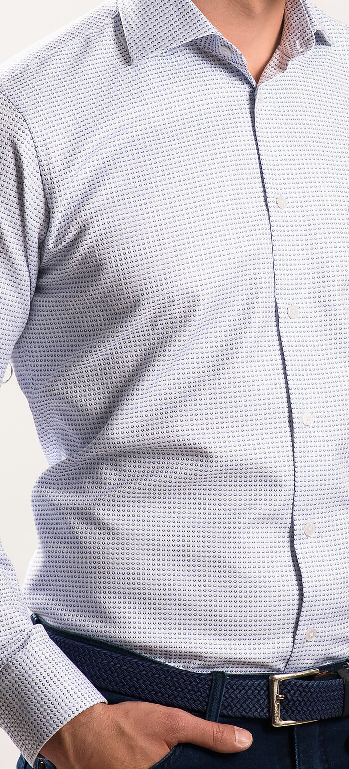 Biela Classic Fit košeľa s modrým vzorom