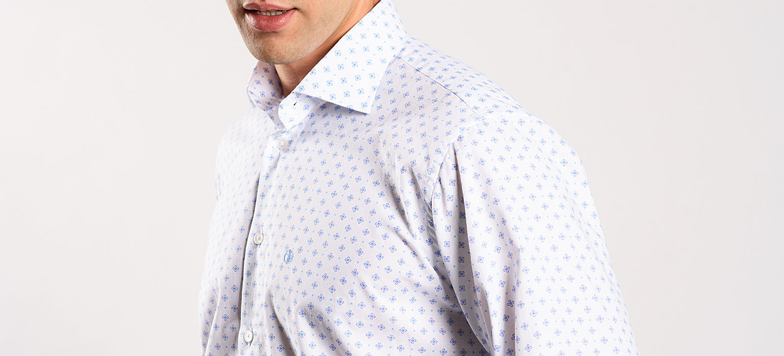 Biela Slim Fit košeľa s modrým vzorom
