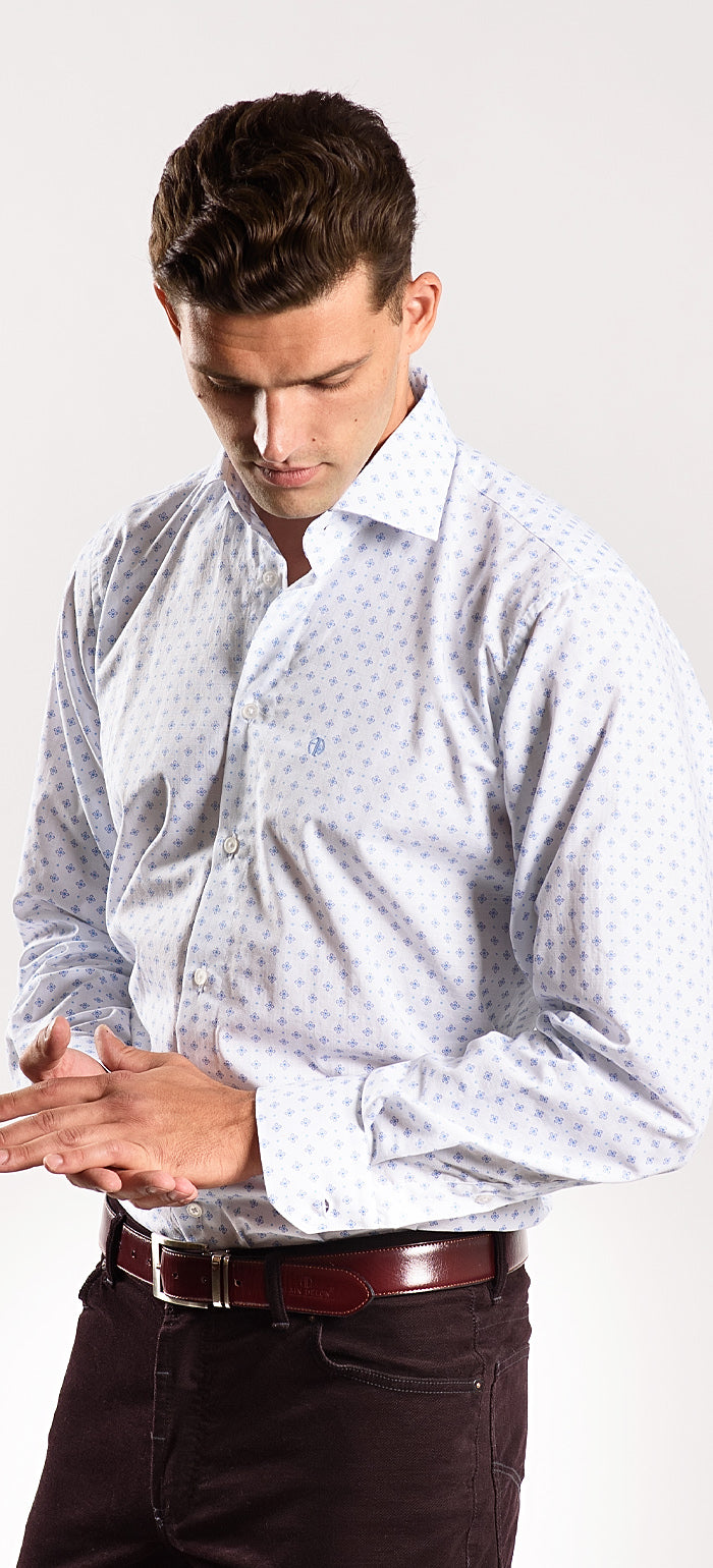 Biela Slim Fit košeľa s modrým vzorom