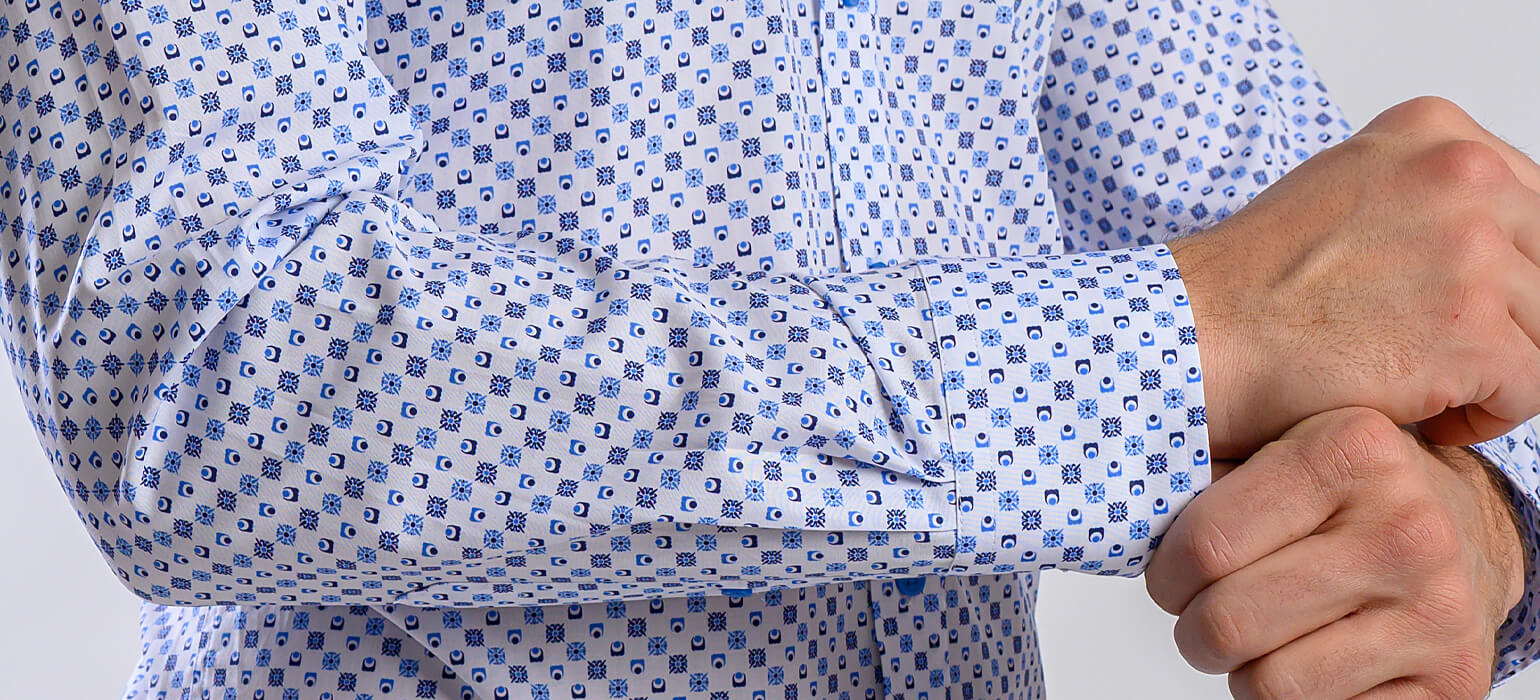 Biela Slim Fit košeľa s modrým vzorom